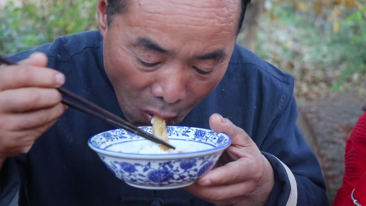 砍两颗白菜,做“白菜炖粉条”,满满的90年代回忆,儿媳直呼好吃