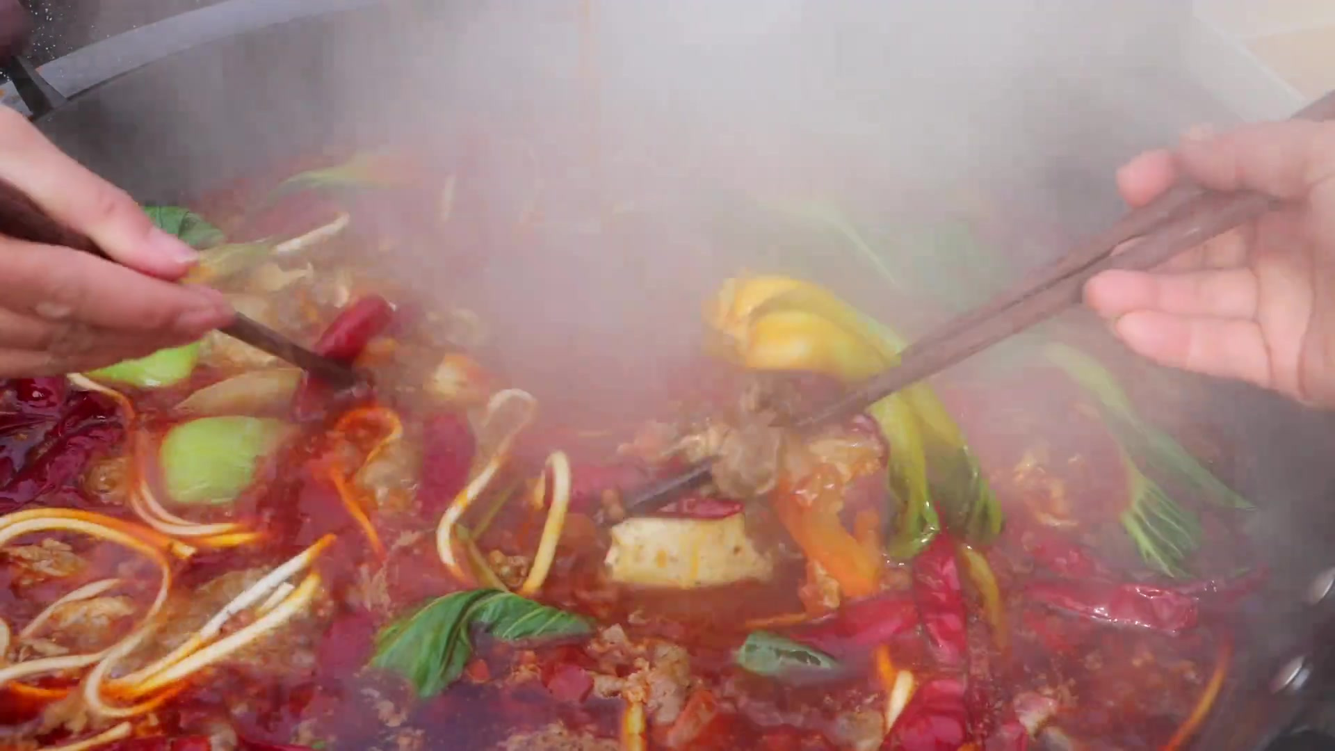 买1头羊,15斤牛肉,食叔做牛羊肉卷火锅,一家人围着锅吃,过