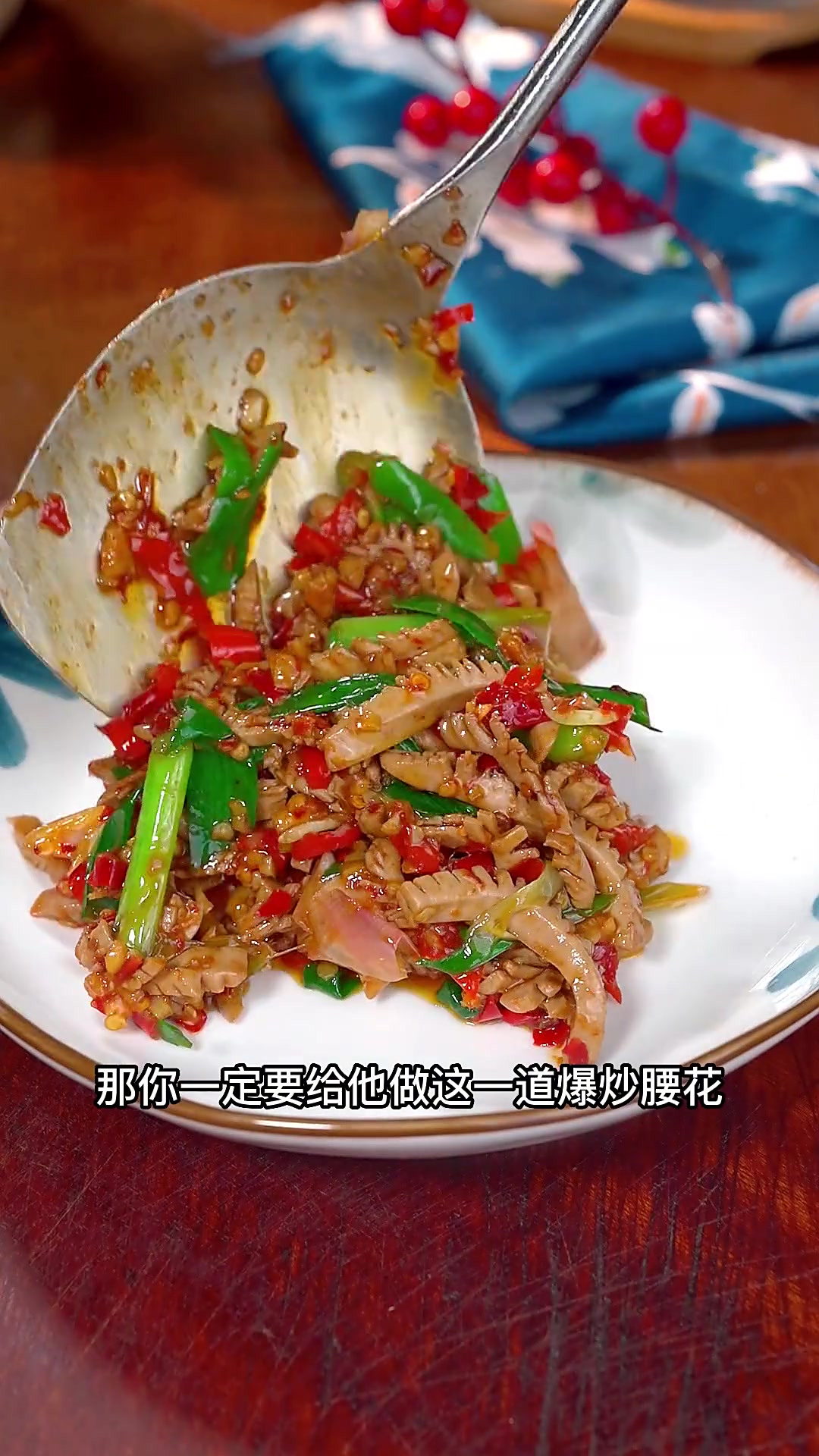 湖南人炒菜少不了剁椒酱,特别是带腥味的菜去腥增香还能提辣,五