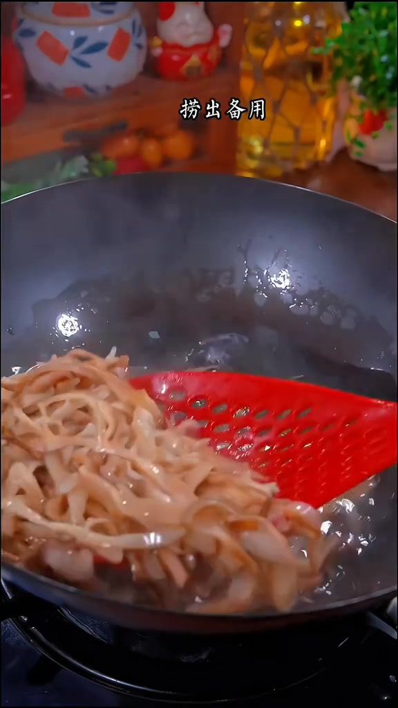很多朋友买了笋干不知道怎么炒才好吃,分享一个简单家庭版笋干炒