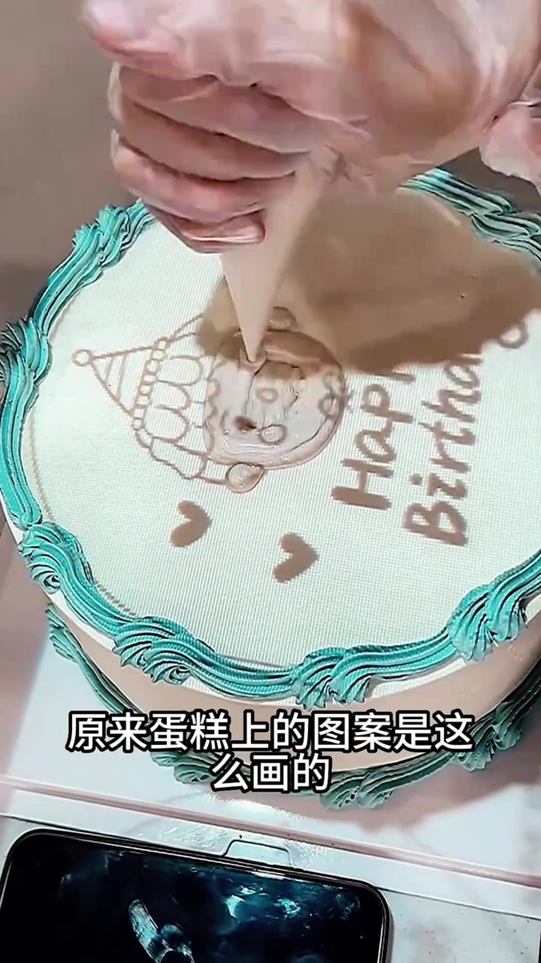原来蛋糕上的图案是这么画的,我一直以为是纯手工画的