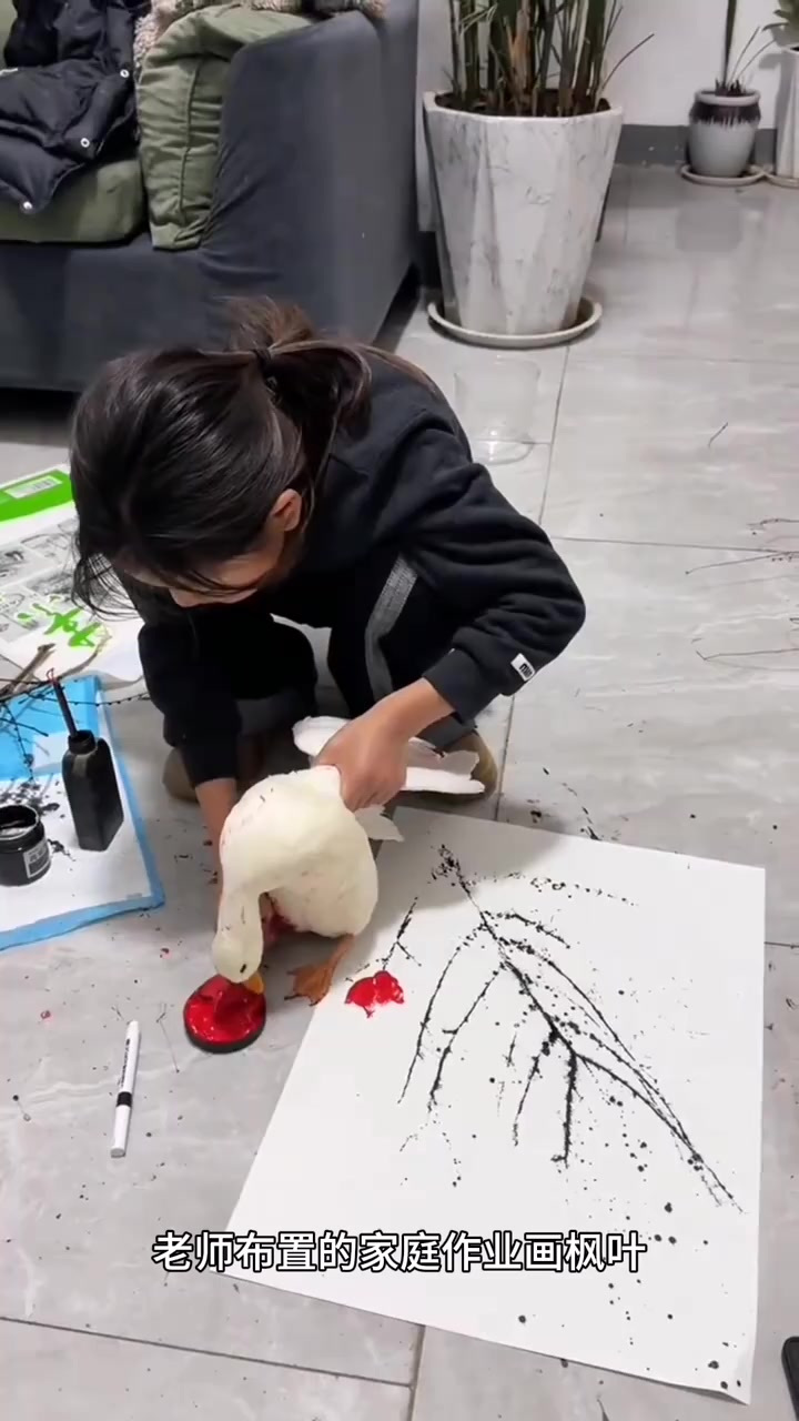 小孩创意无限:用鸭子脚印画枫叶的独特做法