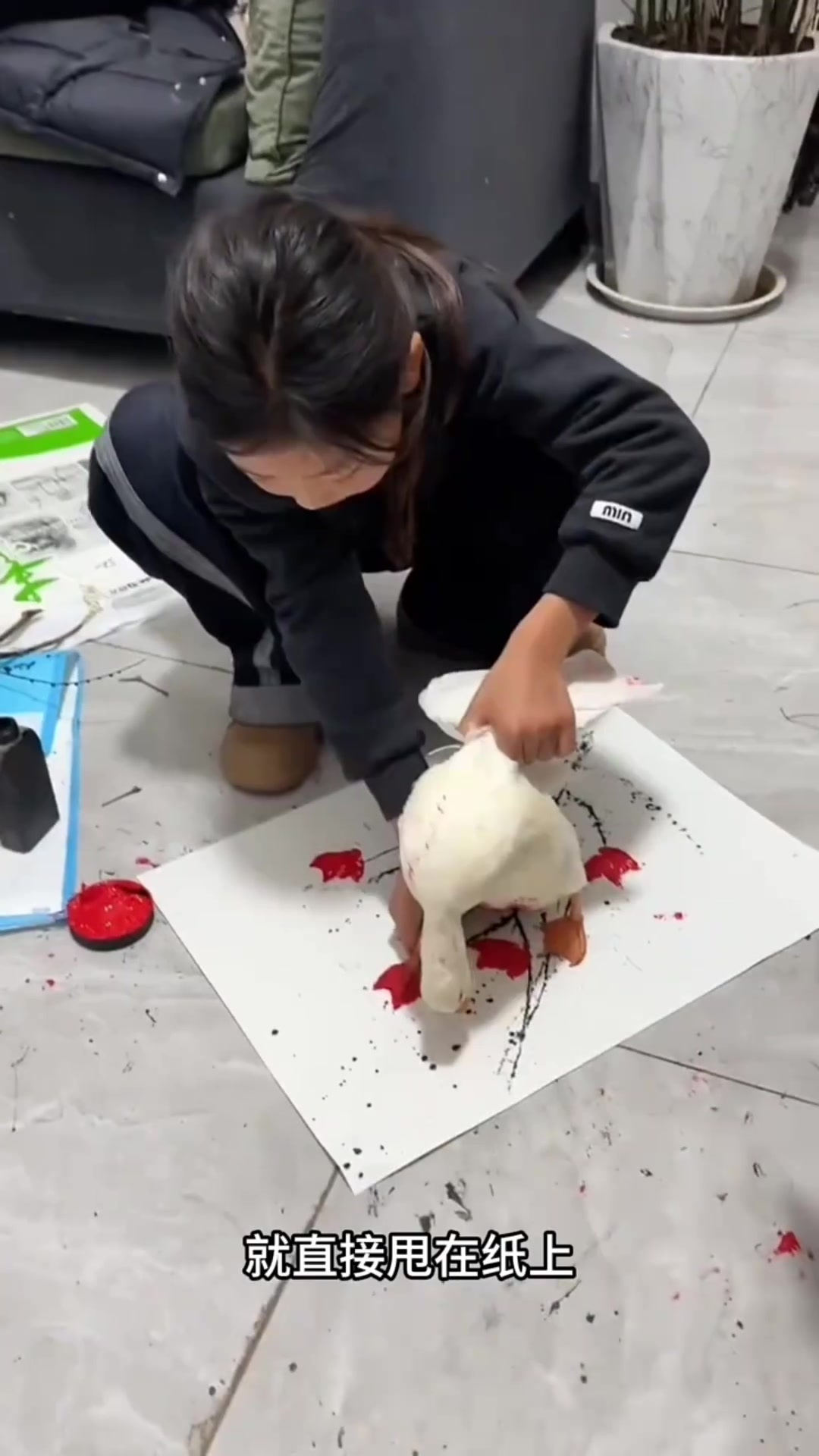 小姑娘的独特作画方式:树枝与鸭子脚的创意结合