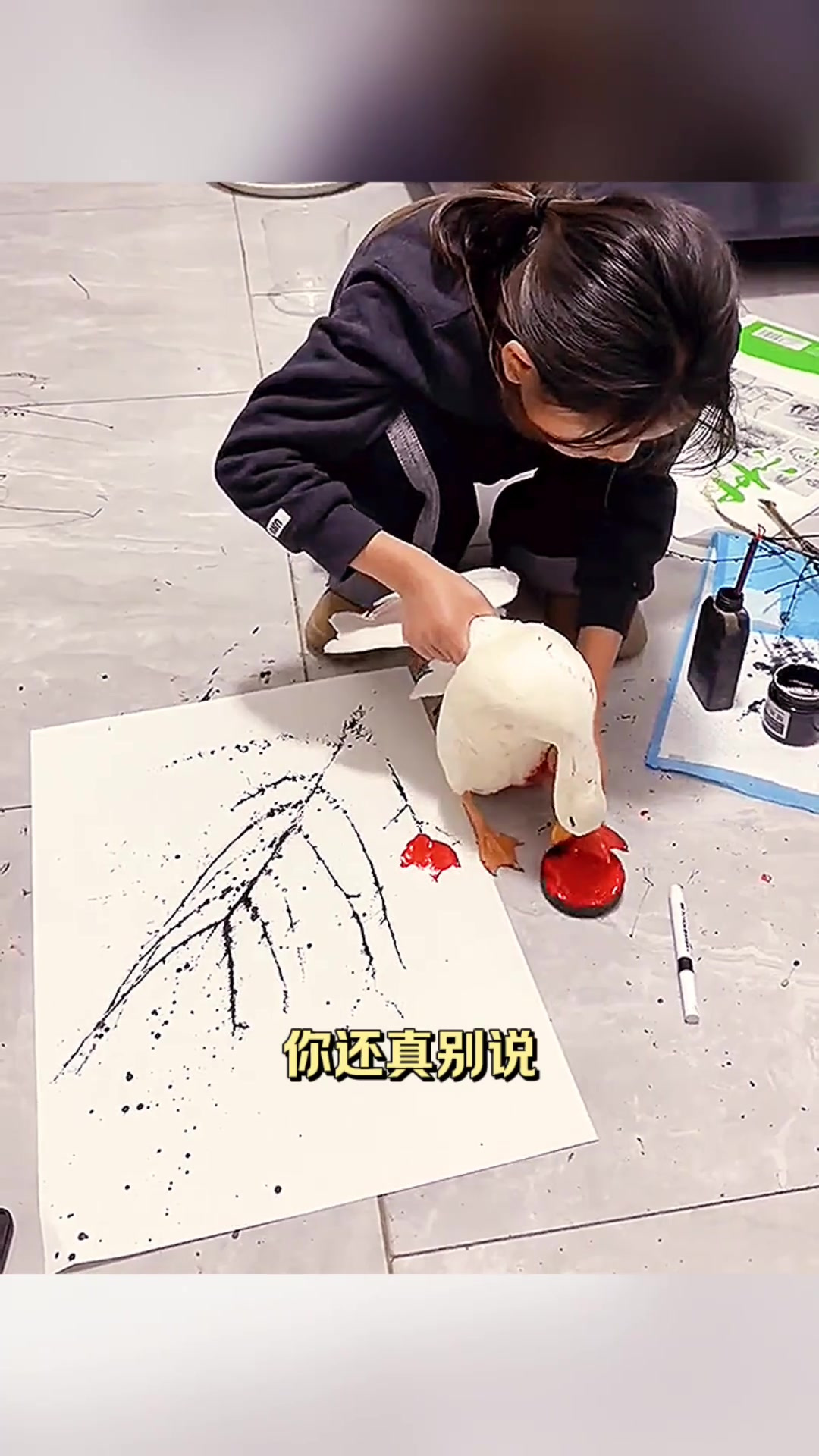 这只鸭子还会画画呢