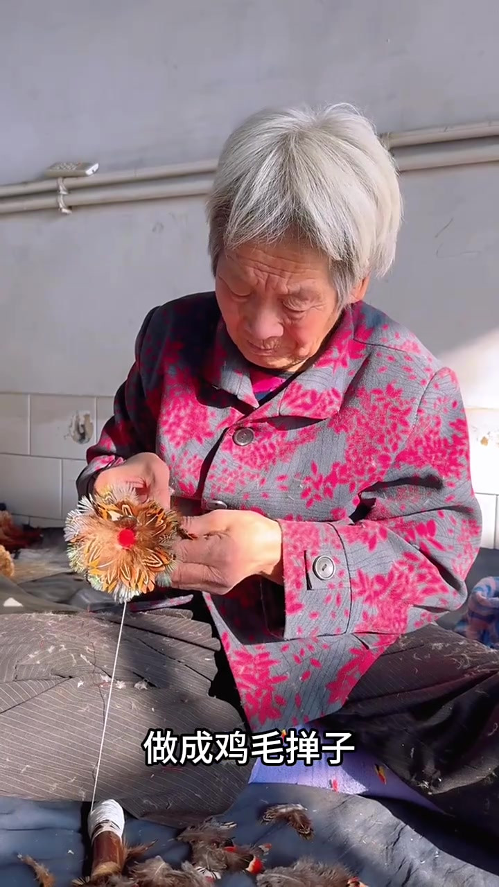 老奶奶巧手将鸡毛旧物回收,制作精美鸡毛掸子,传承传统工艺!