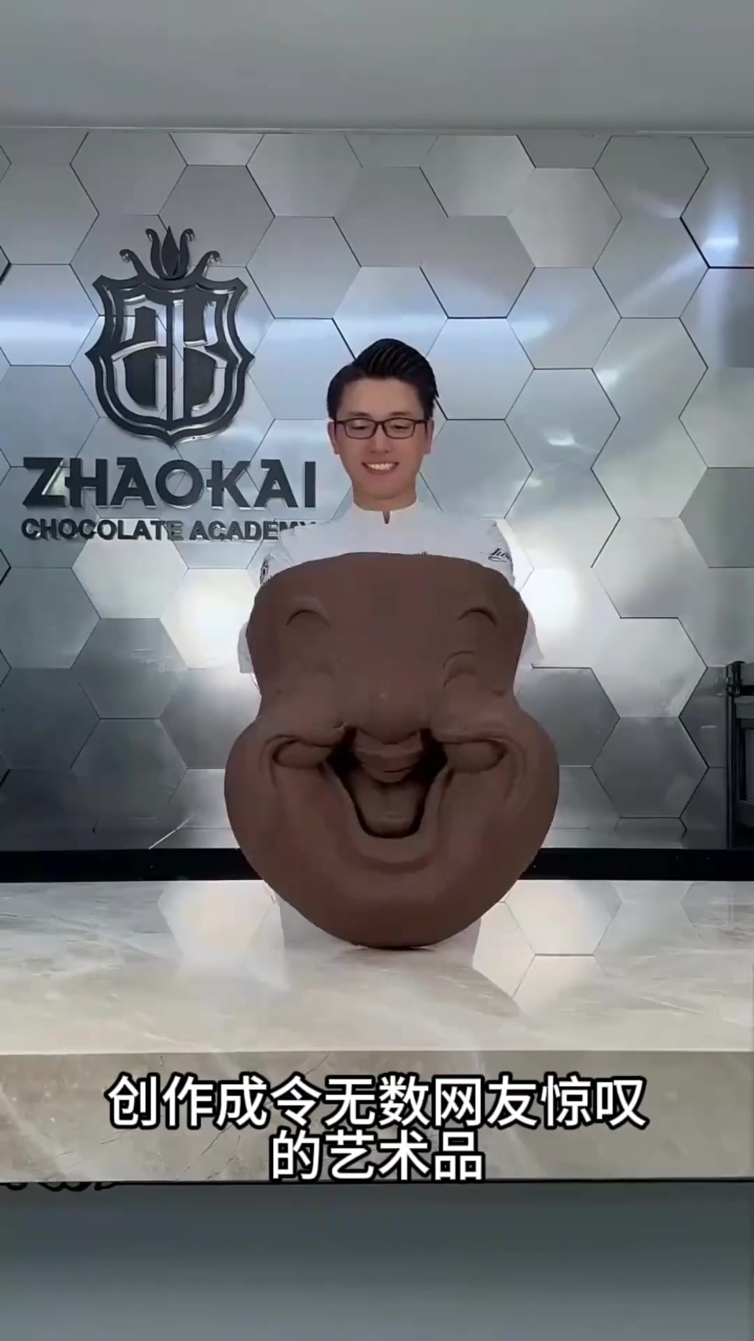 巧克力艺术家巧手创作财神爷,元宝点缀好运连连,惊艳网友!