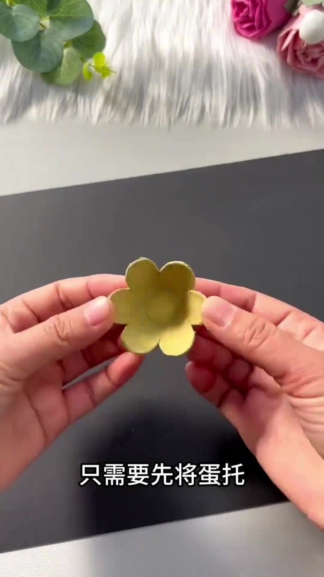 “废弃蛋托巧变花朵挂件,简单美丽小手工”
