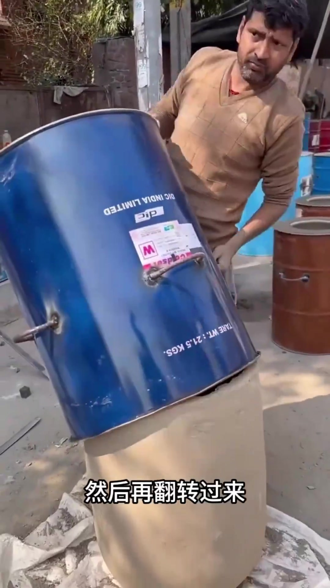 印度民众自制炭炉:汽油桶与陶缸巧妙结合,美味烧饼烤肉!