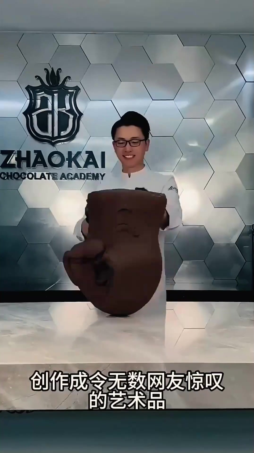 巧手男将巧克力化身艺术,创作财神爷与金元宝惊艳全场