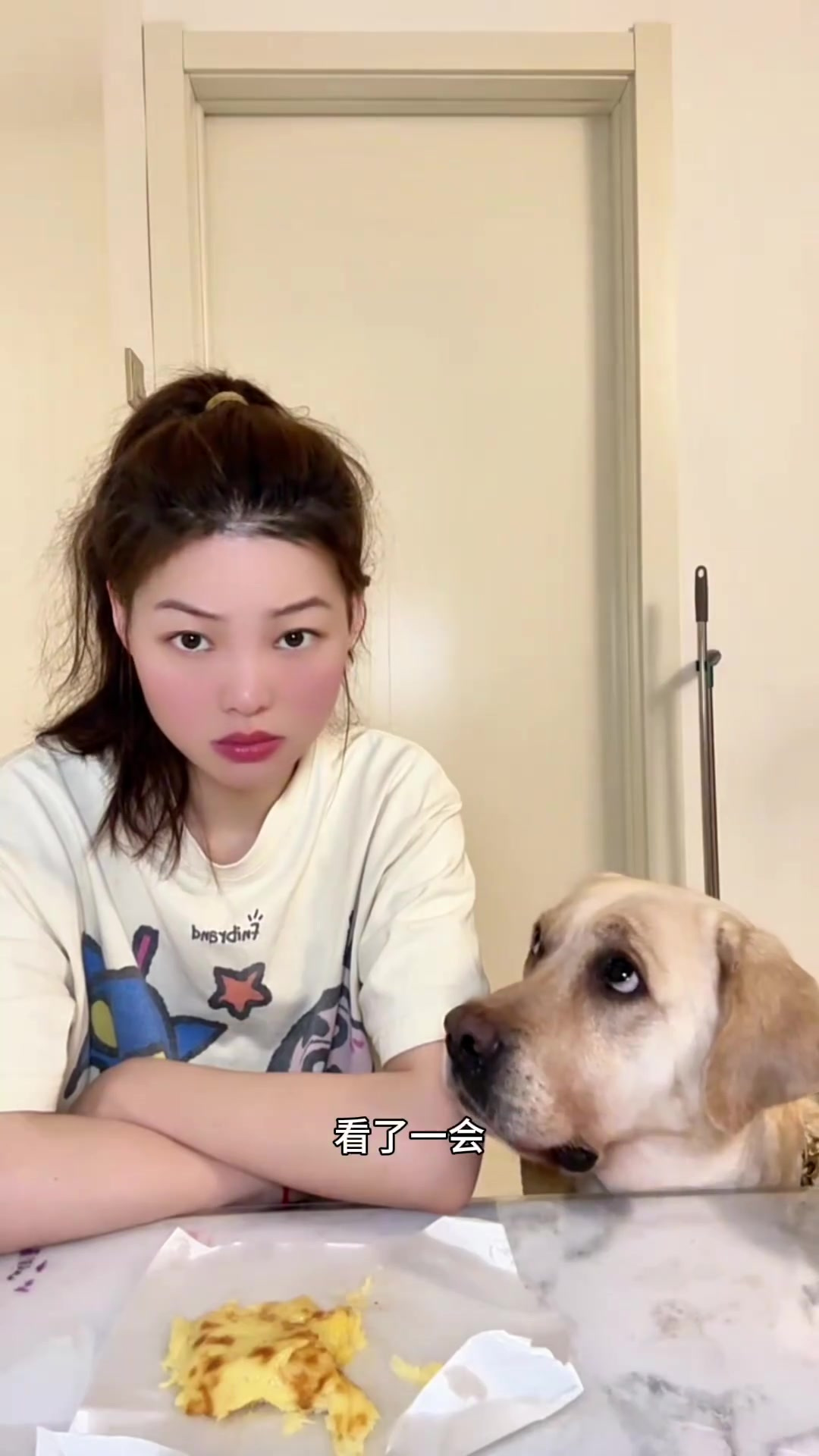 狗狗欲吃披萨,主人耐心引导下的萌趣对话与抢食瞬间