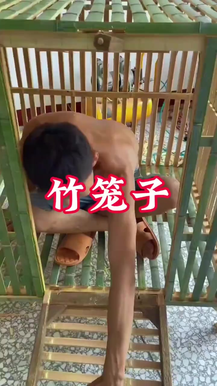 表哥用竹子制作养鸡笼,比铁笼更实用
