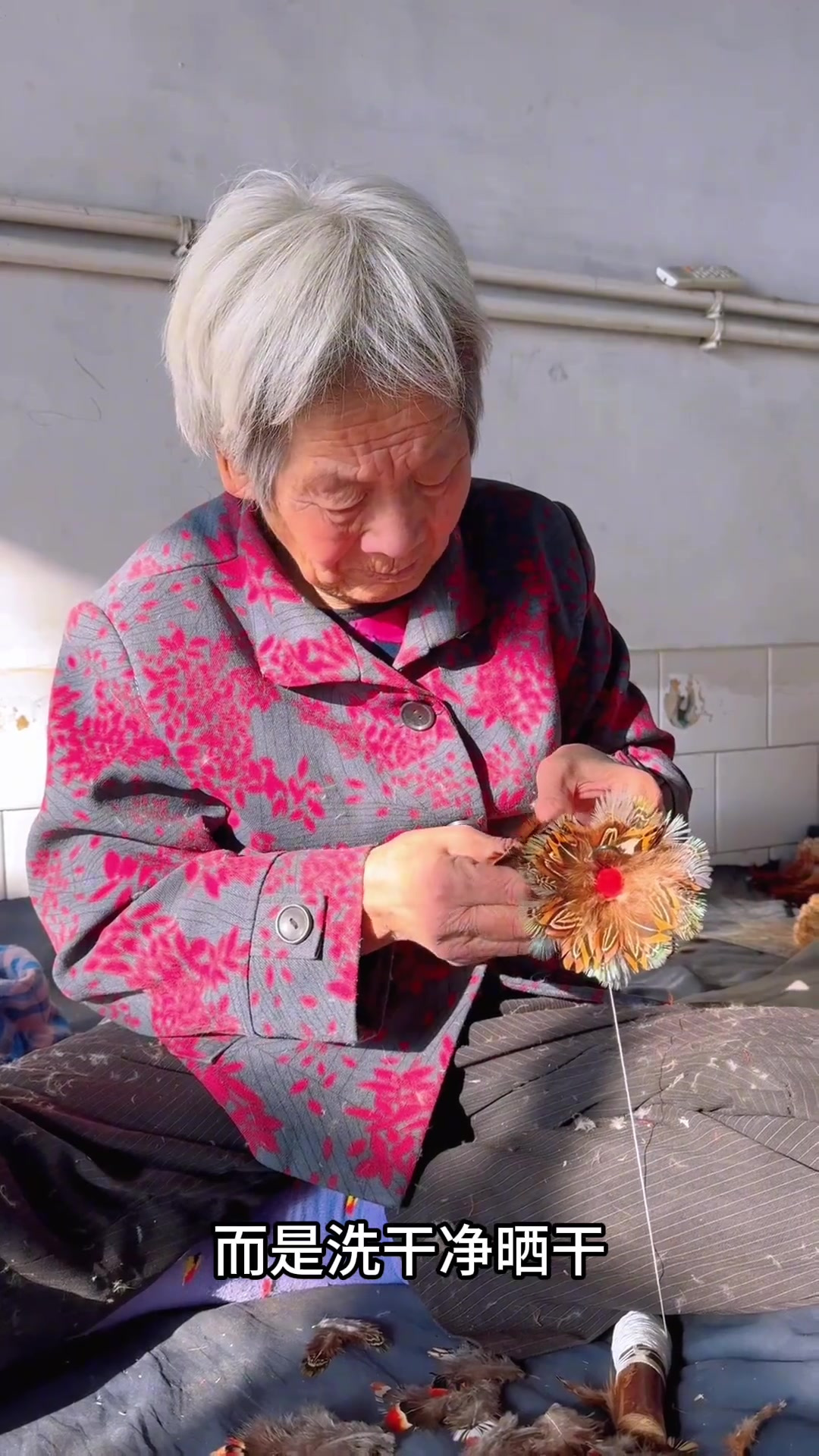 奶奶用鸡毛制作掸子,你知道有什么作用吗?