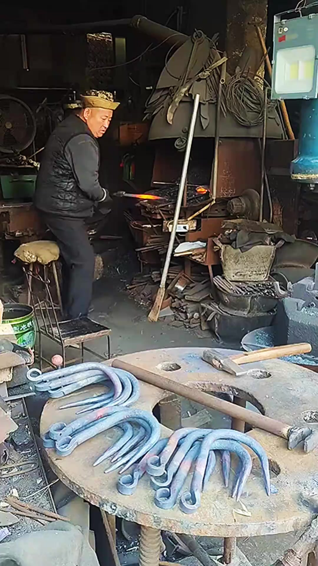 老师傅纯手工锻打,大哥制作的特大鱼钩像刮猪肉的工具