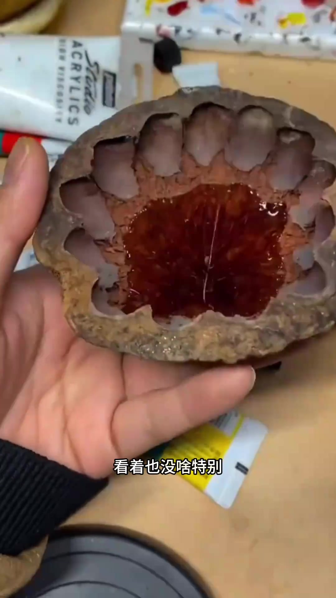 平凡莲蓬化身艺术品,师傅巧手绘鱼儿令人惊叹