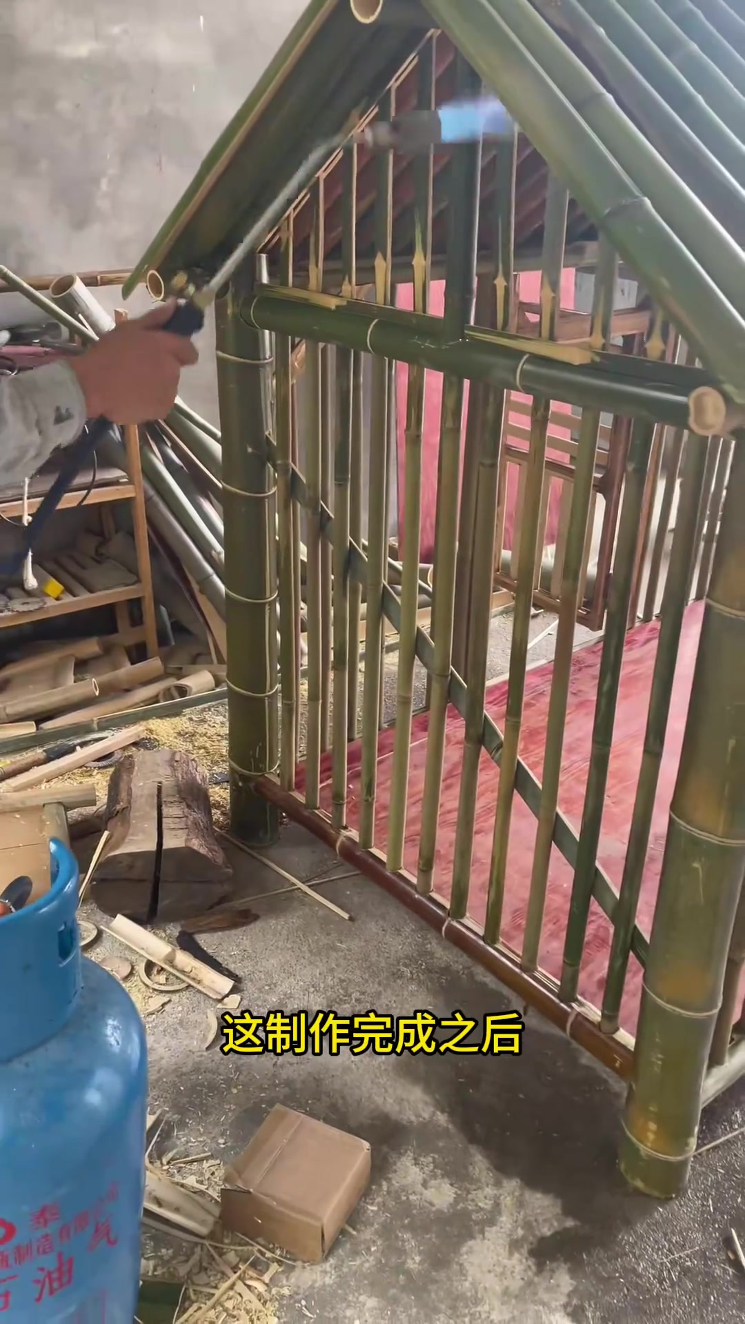 师傅用竹子制作的鸡笼,制作完成后,用火把毛刺烧掉