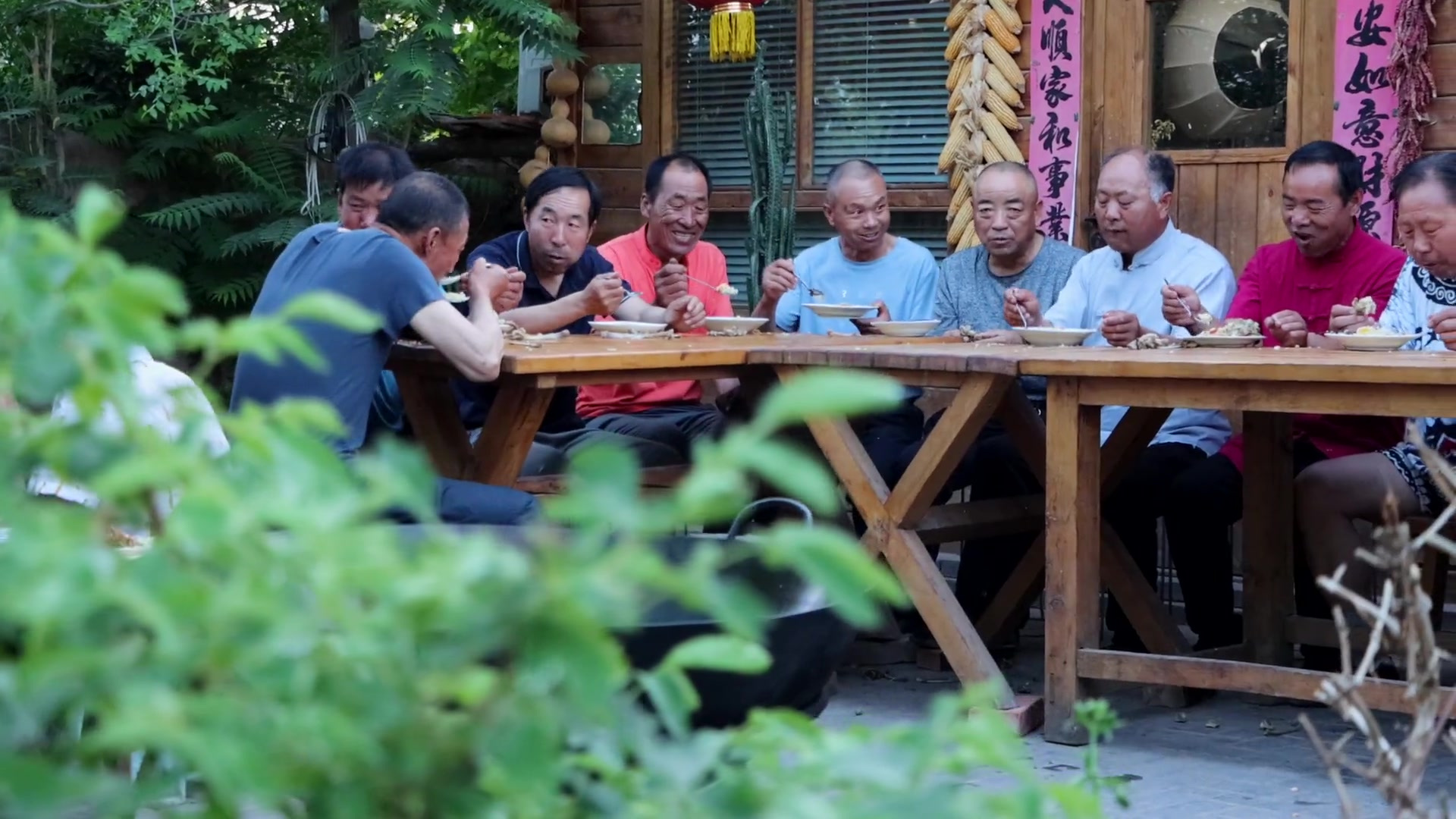 去市场买头羊,食叔秘制新疆羊肉抓饭,20多人一起吃,真热闹