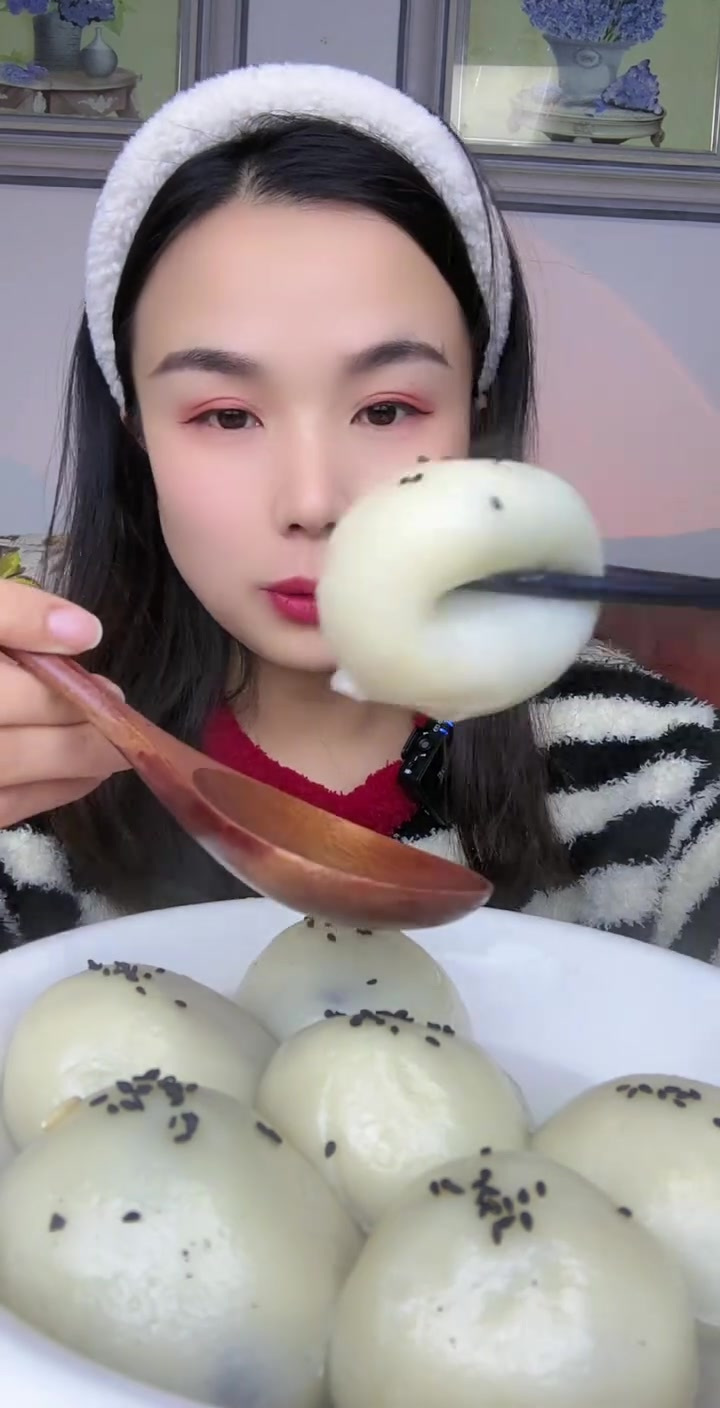 汤圆,今天包的黑芝麻花生馅还有巧克力馅 超大一个