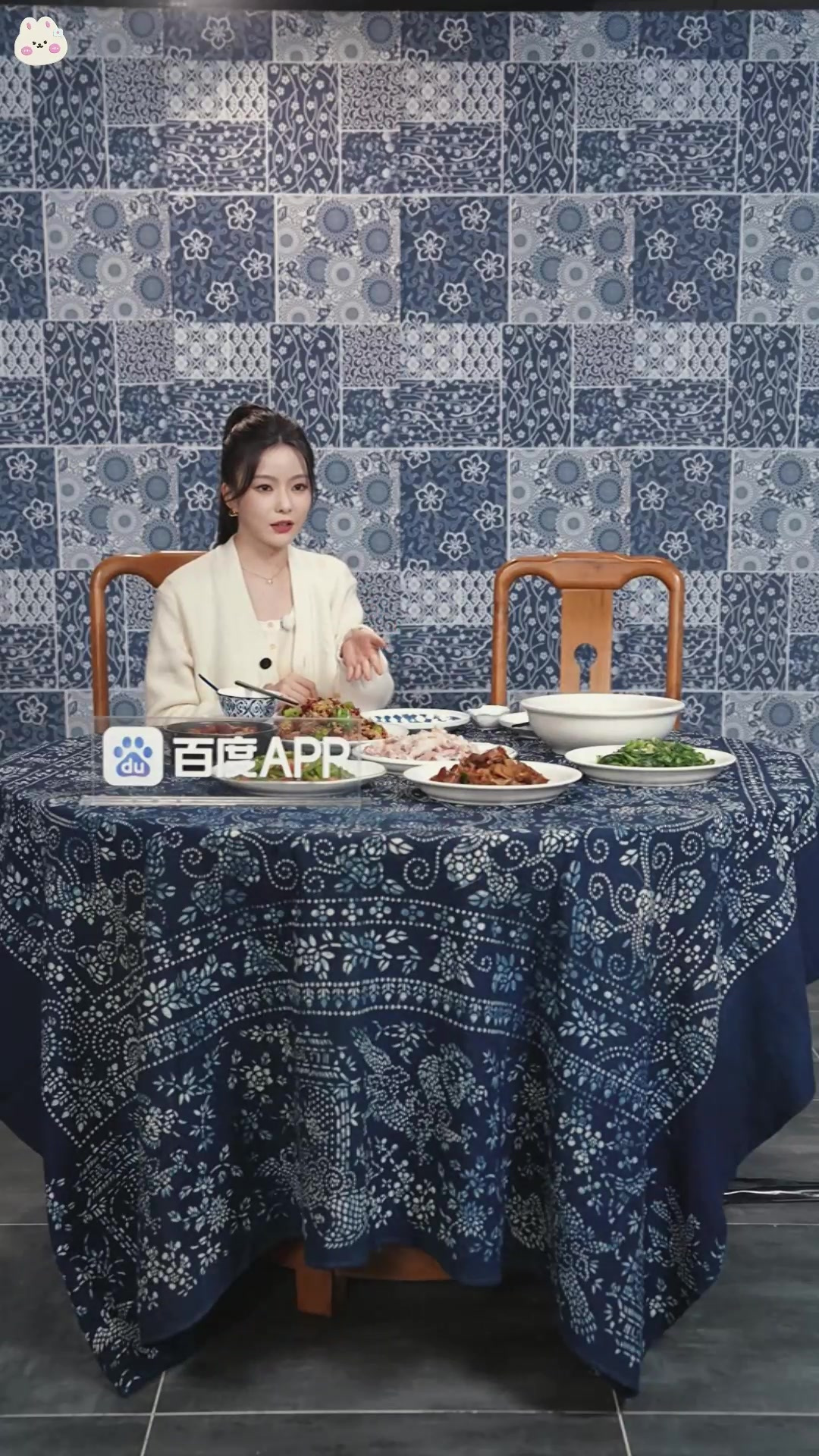 陈卓璇对荔波酸肉赞不绝口,贵州美食魅力尽显