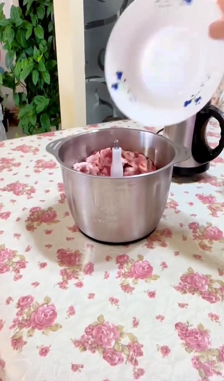厨事帮多功能绞肉机 5升的大容量,一次可绞3.5斤肉,5叶精钢刀头,6秒快速绞肉,省时省力