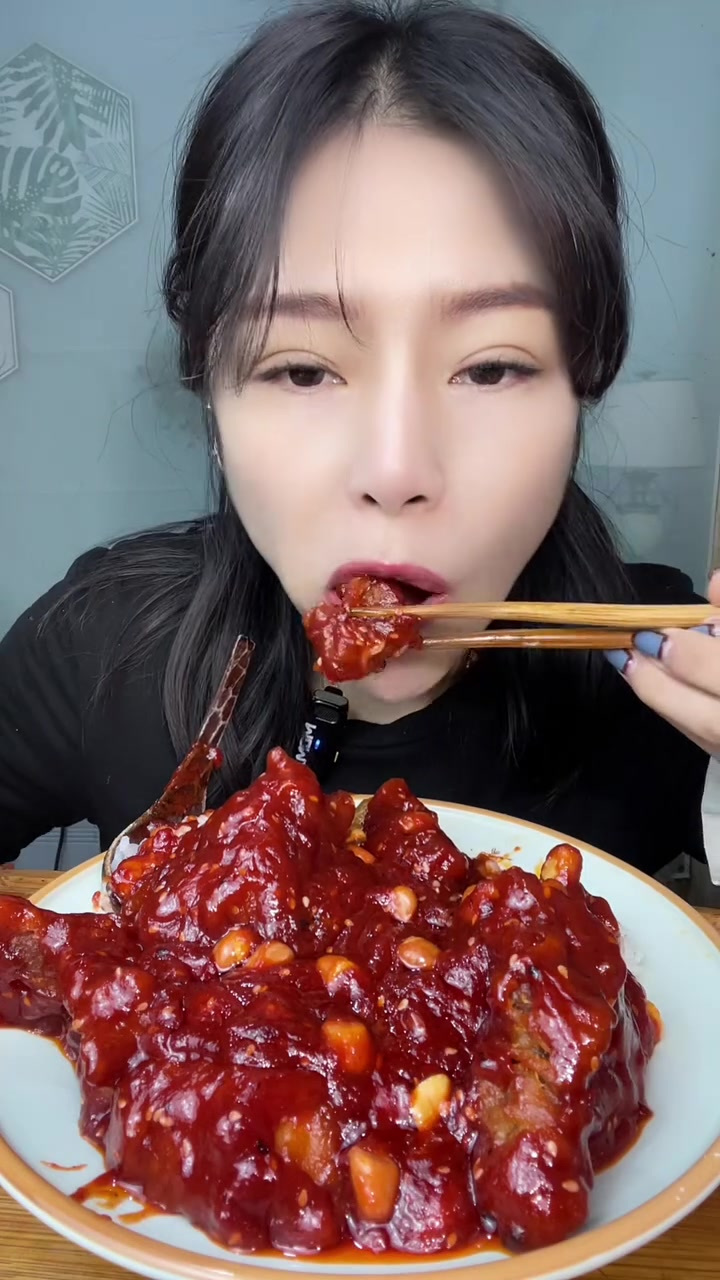 挖一勺糖醋里脊盖饭酥脆里脊裹满酸甜酱汁米饭吸汁超入味