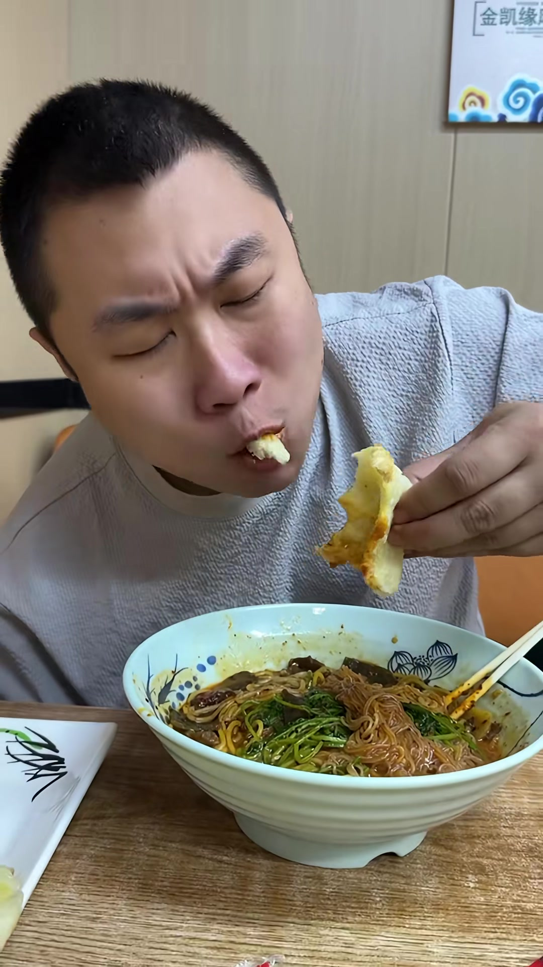 晚上饿了吧,来一碗东北老式黏糊麻辣烫吃一吃