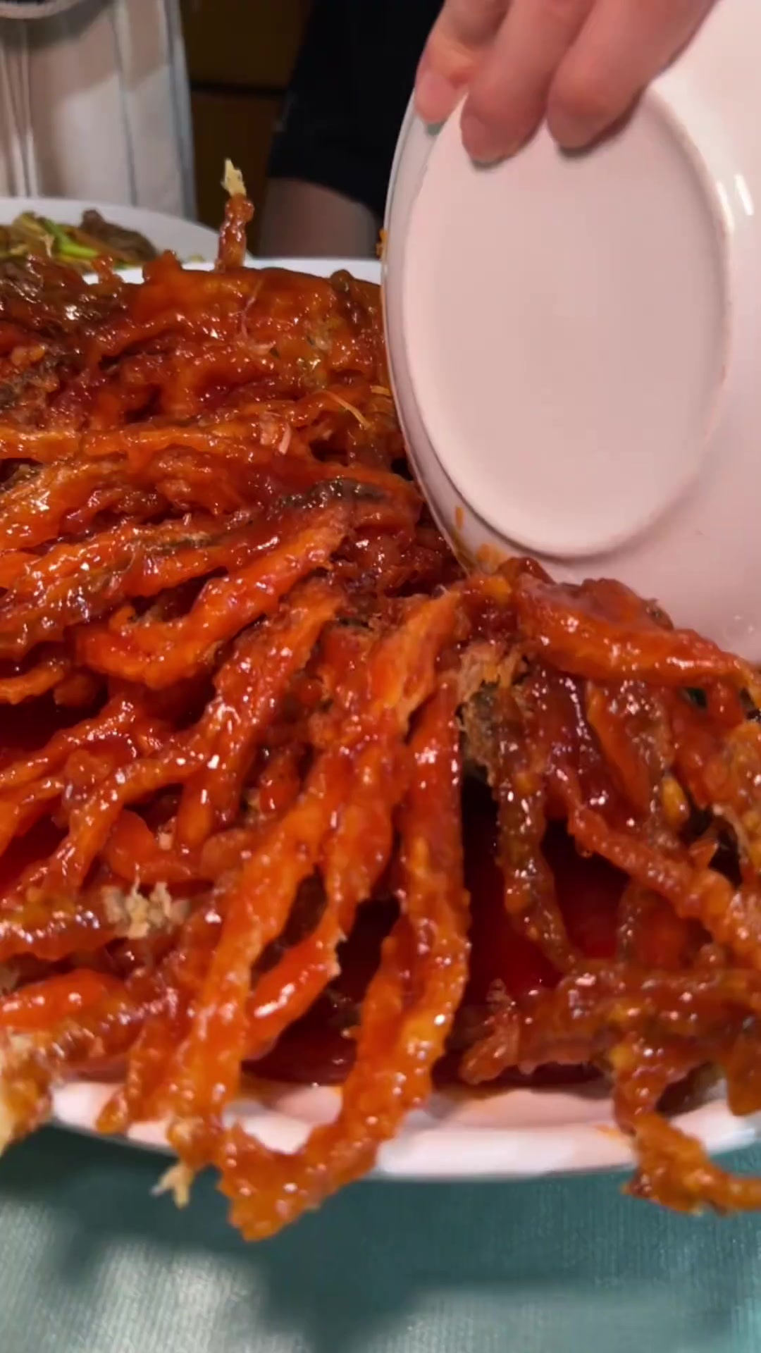 来河北石家庄尝一尝老字号饭店里的金毛狮子鱼熏肉大饼和包子