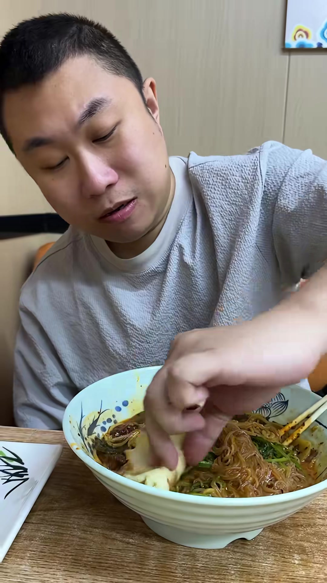 晚上饿了吧，来一碗东北老式黏糊麻辣烫吃一吃