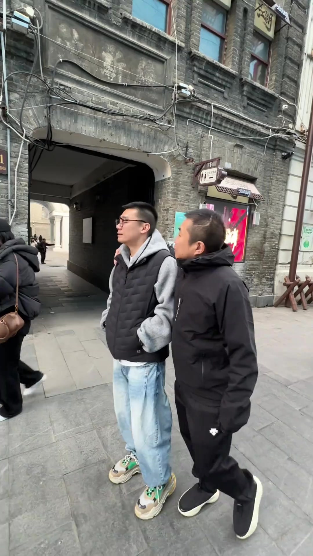 满满登登再上岗，安排他吃一家四十七年包子老店