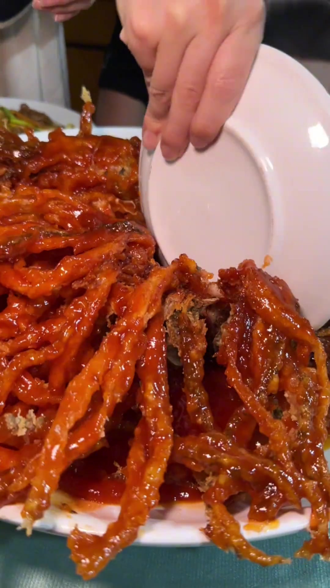 来河北石家庄尝一尝老字号饭店里的金毛狮子鱼熏肉大饼和包子