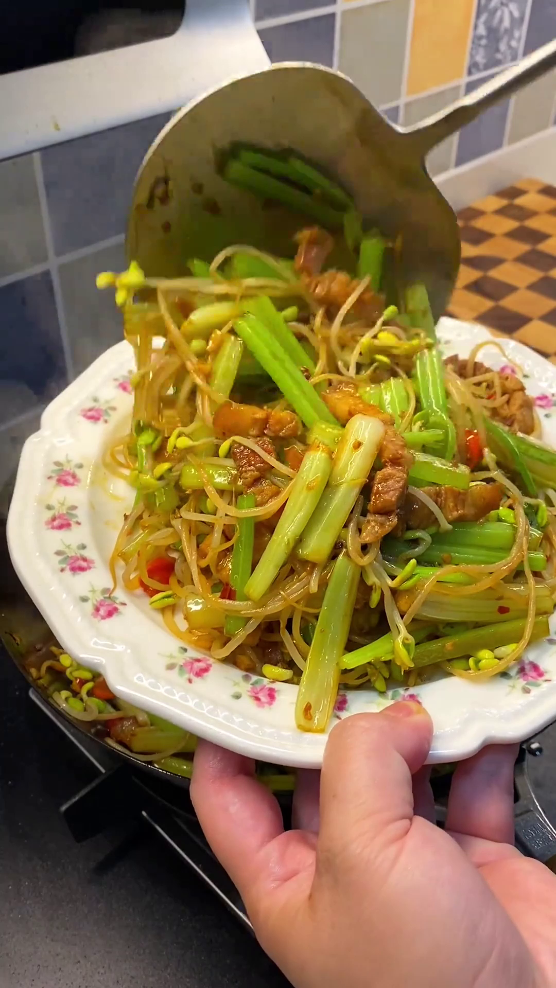 江西美食:今天的烫面春饼配上胡萝卜土豆炒肉丝,味道真是绝了