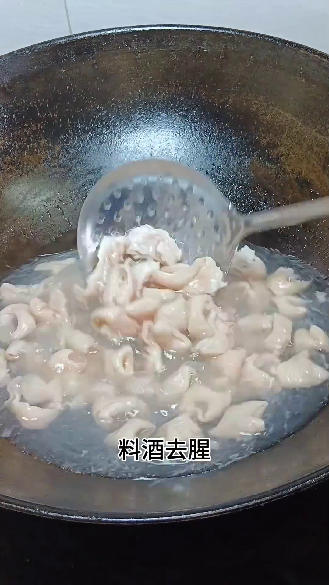 江西美食:下酒又下饭的爆炒肥肠,在家自己做也是非常简单
