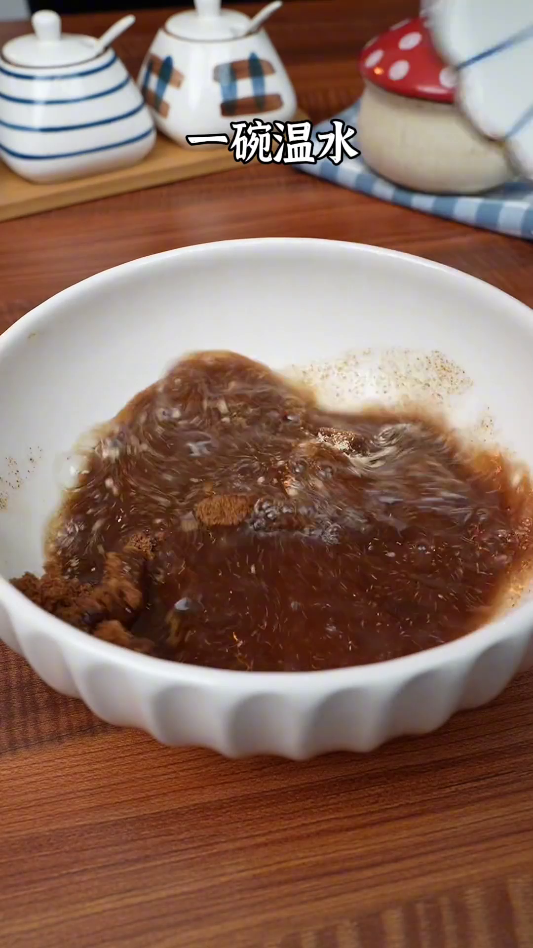 江西美食:孩子放学要吃红糖发糕,搅一搅拌一拌就成功了,香甜松