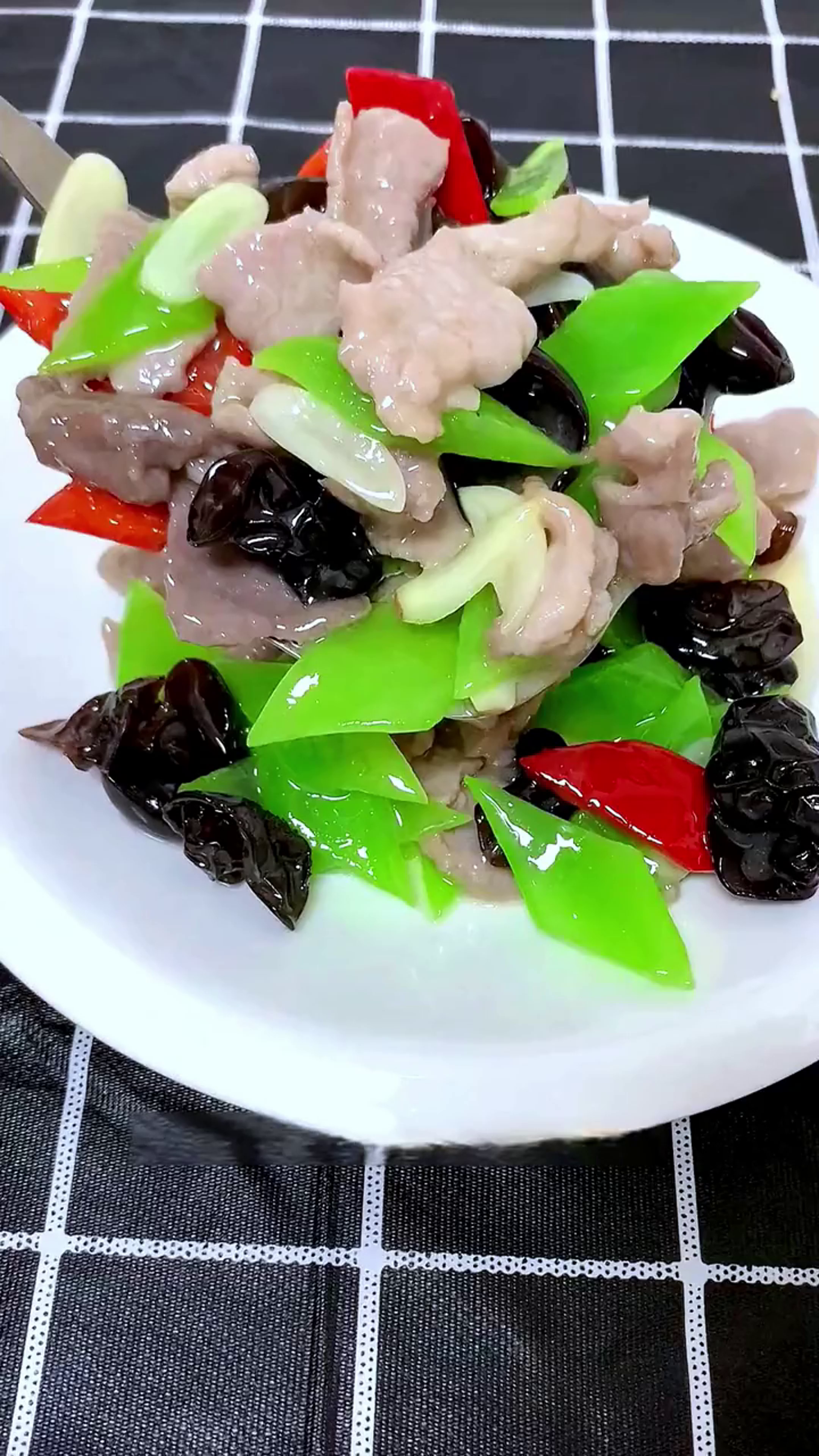 重庆美食:重庆的这道木耳莴笋炒肉片你吃过吗?
