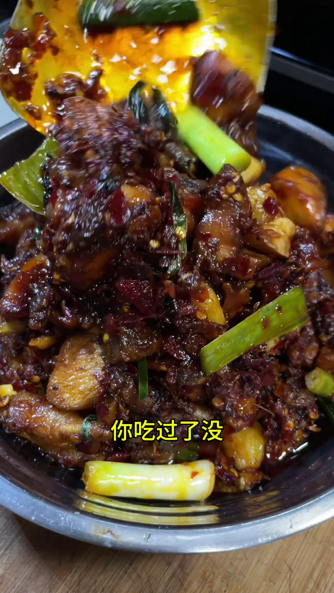 贵州美食:五一快来我们贵州吃辣子鸡,糯糯唧唧的口感,吃一次忘