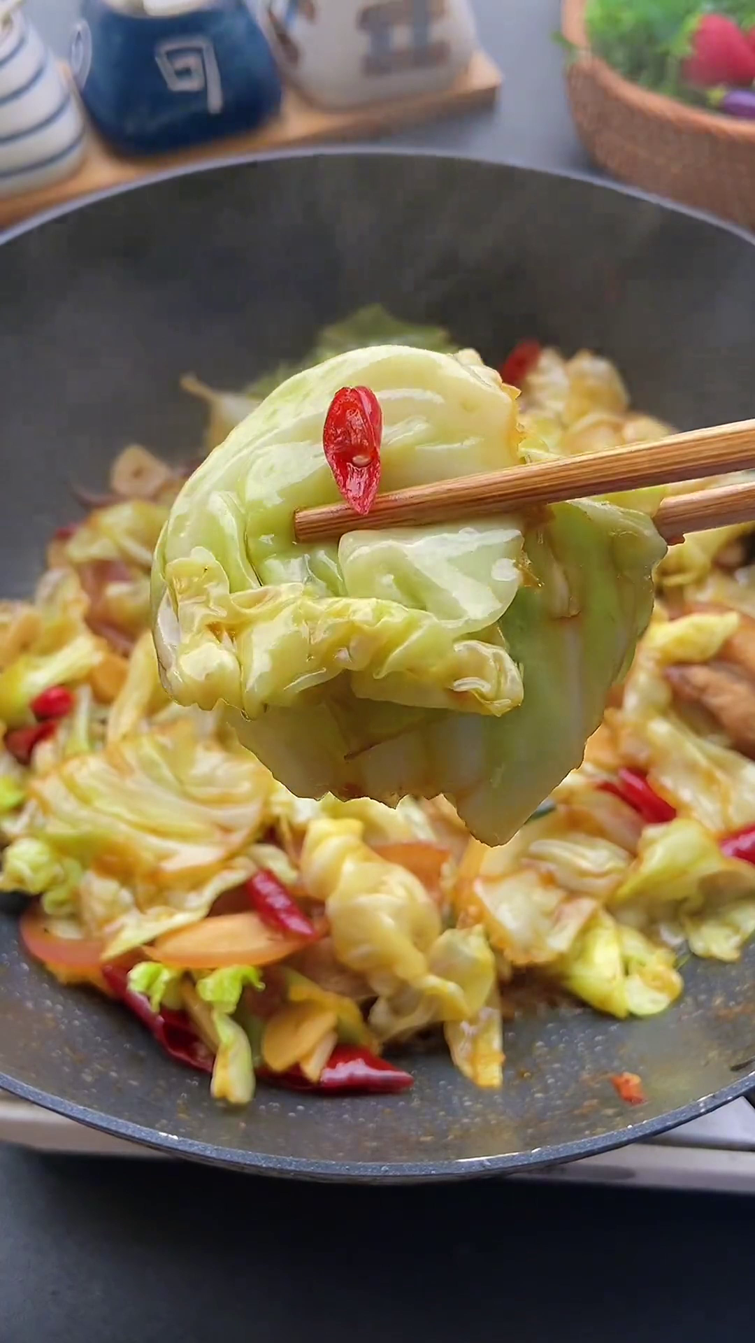 江西美食:天气热了做个酸辣手撕包菜,开味又下饭全家都夸你