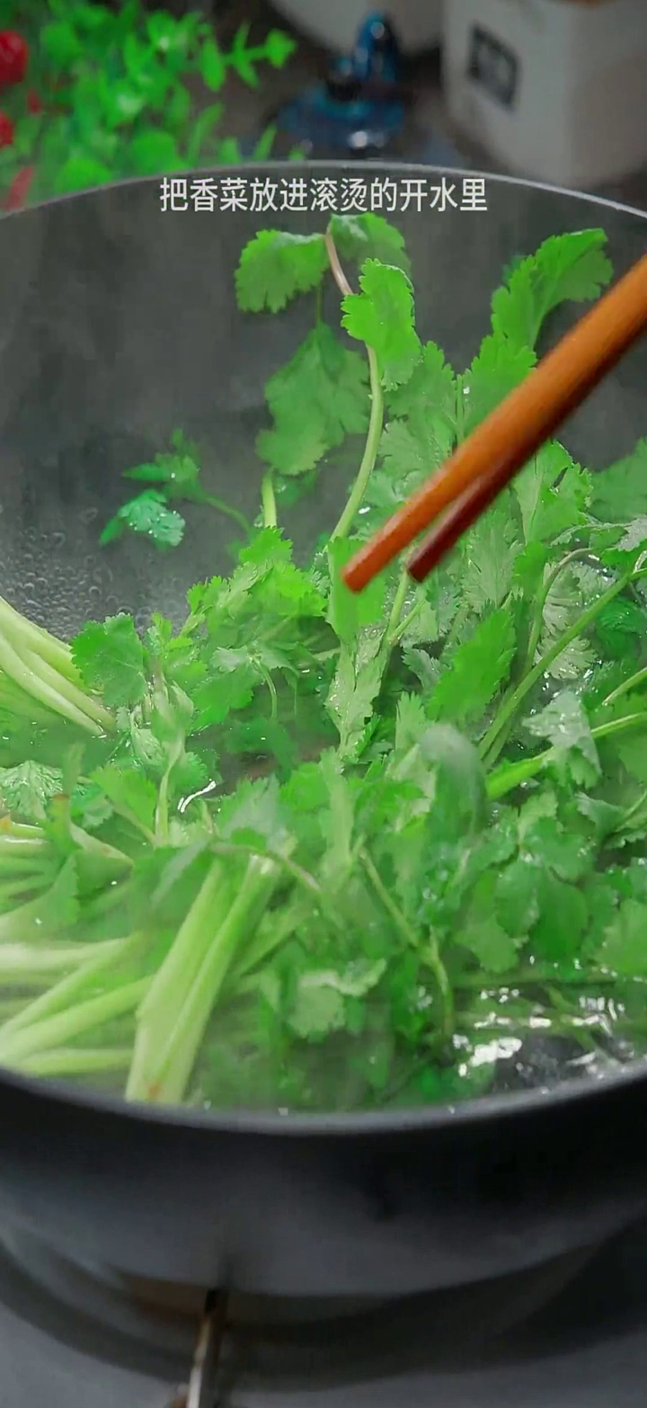 四川美食:香菜丸子这样做的香菜丸子,鲜香滑嫩,好吃不油腻,大