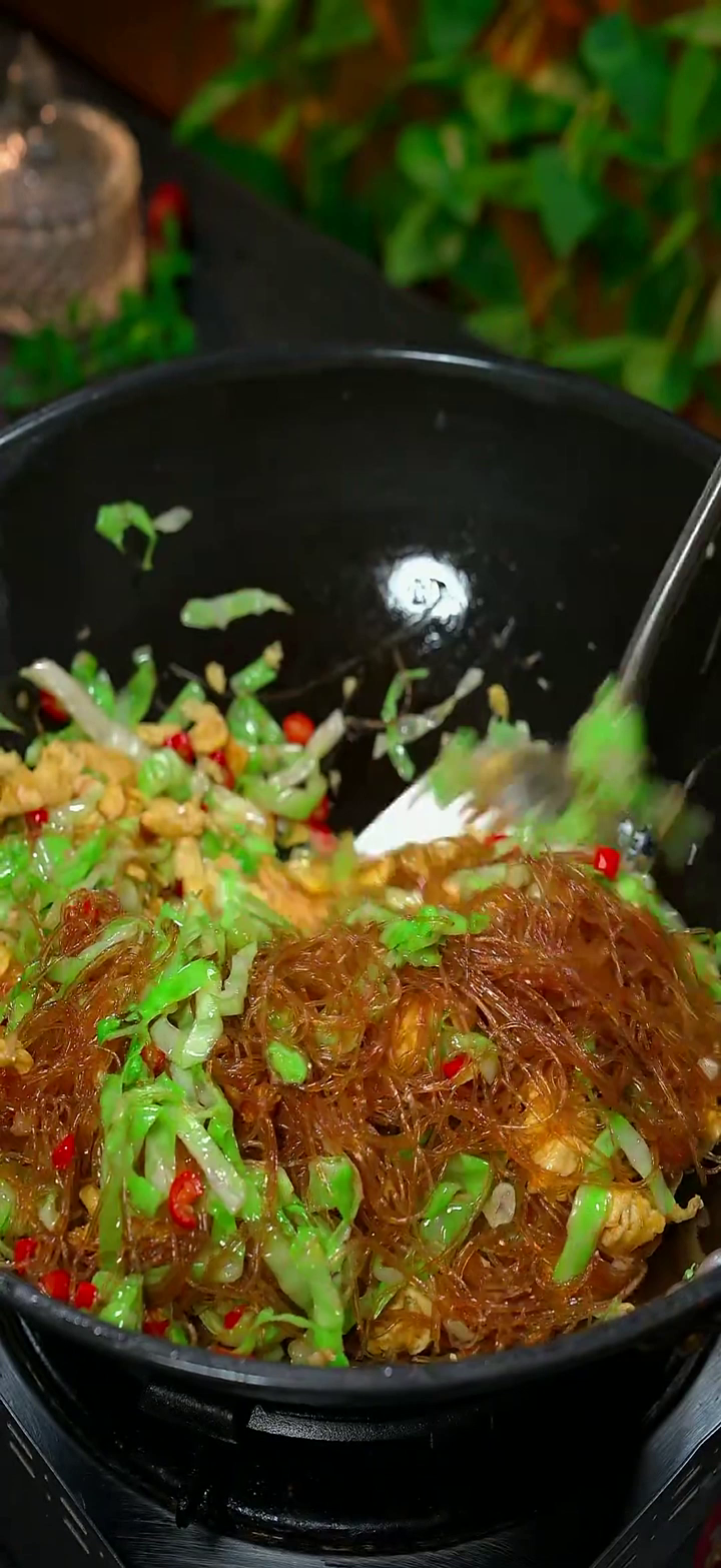 江西美食:天热不想吃饭你就做一道这样的包菜炒粉丝,做法简单