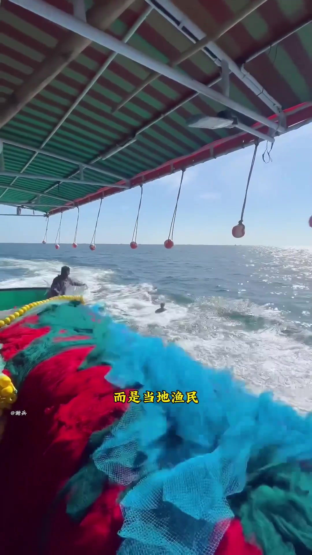印度渔民独特撒网捕鱼方式:海中协作与收获的故事