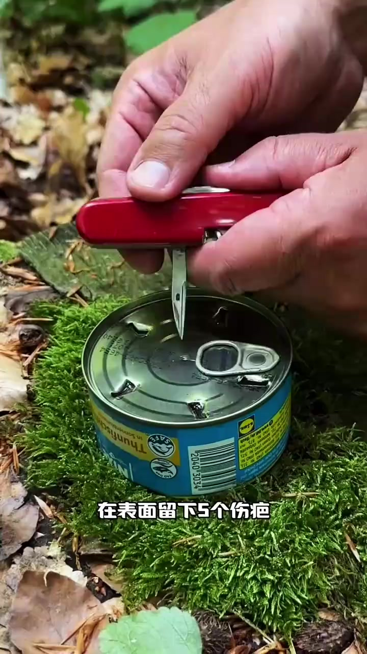 大爷六十岁生日巧妙烹饪,铁锅与蜡烛演绎美味晚餐