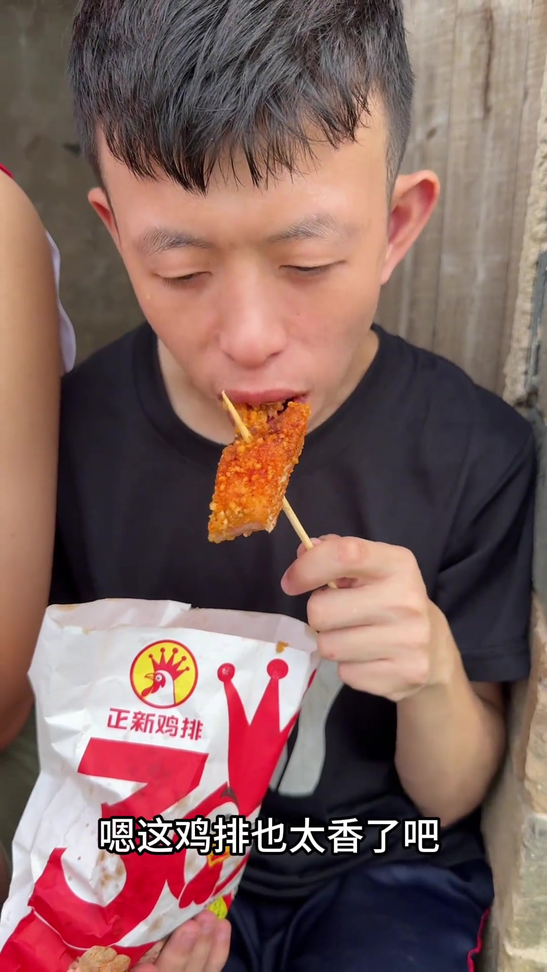 制作美味鸡排给两个小馋鬼吃，便宜又实惠