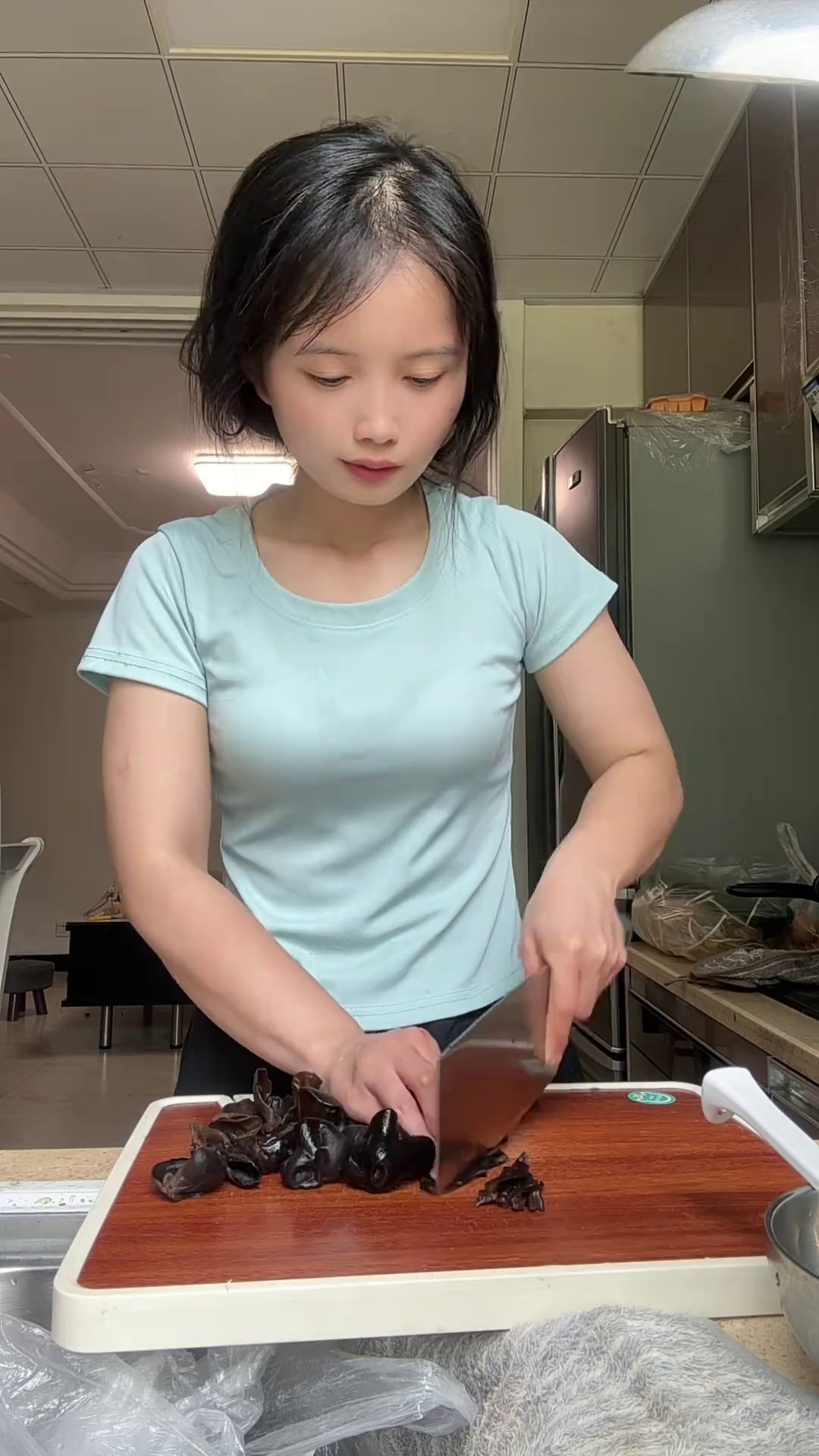 来看看一个跑了984天外卖女骑手的真实生活