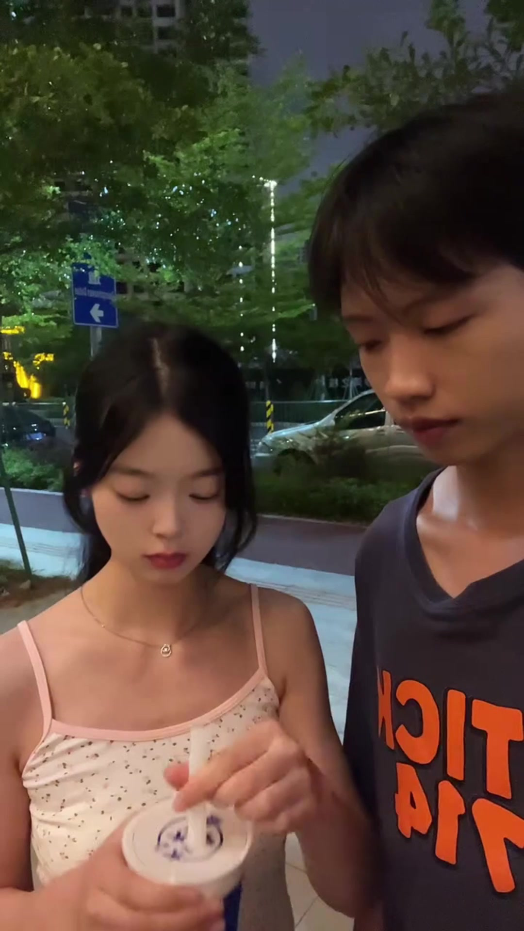 你第一口都不给我喝，果然还是进口奶茶好喝