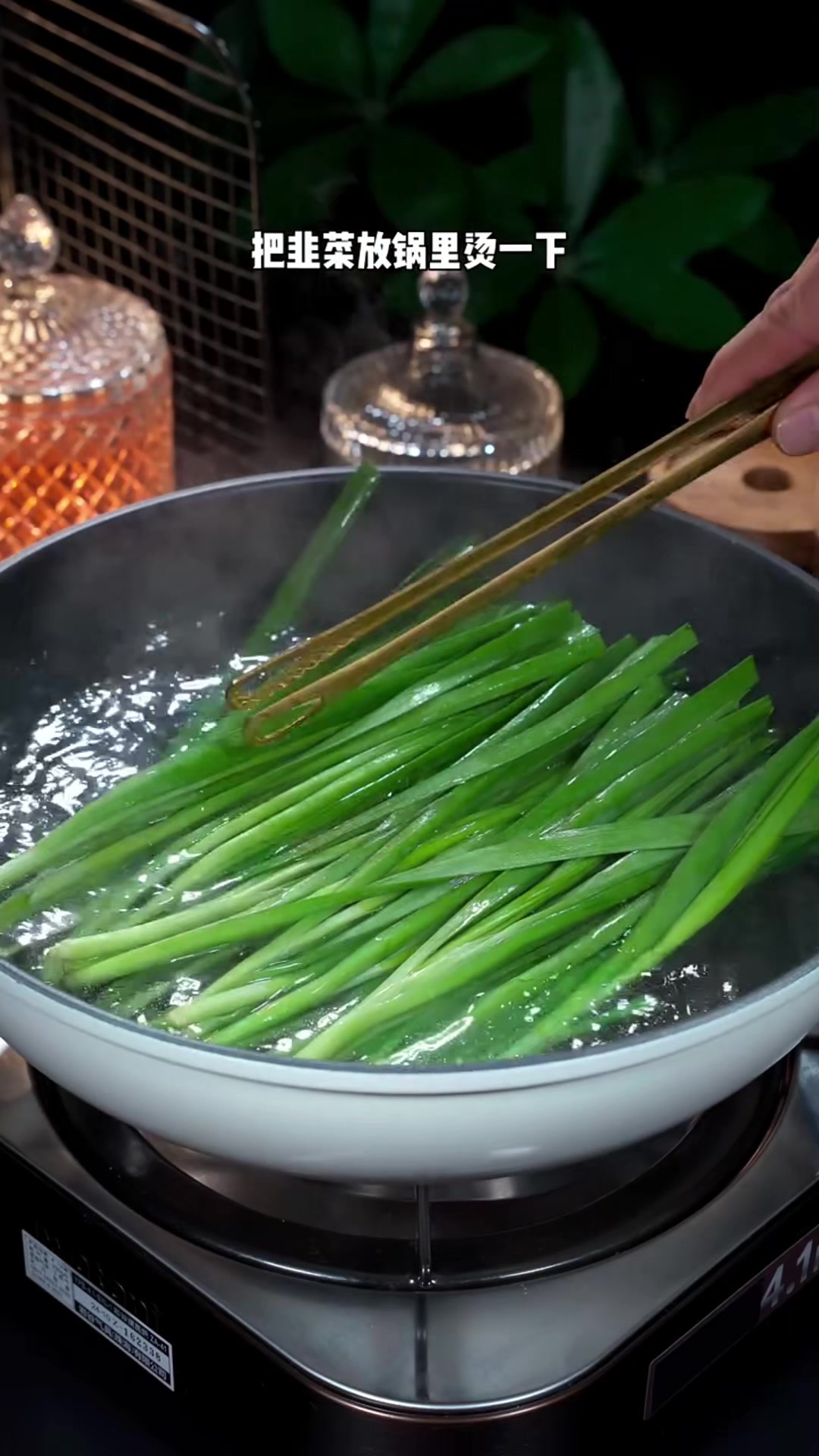 这个季节韭菜又嫩又好吃，非常适合做这道蒜香韭菜