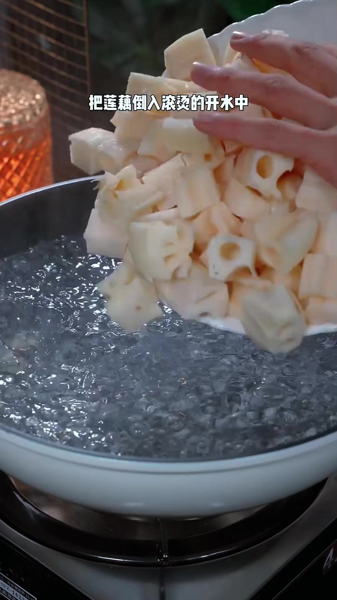 把莲藕放开水里烫一烫，出锅就是大人小孩都爱的美食