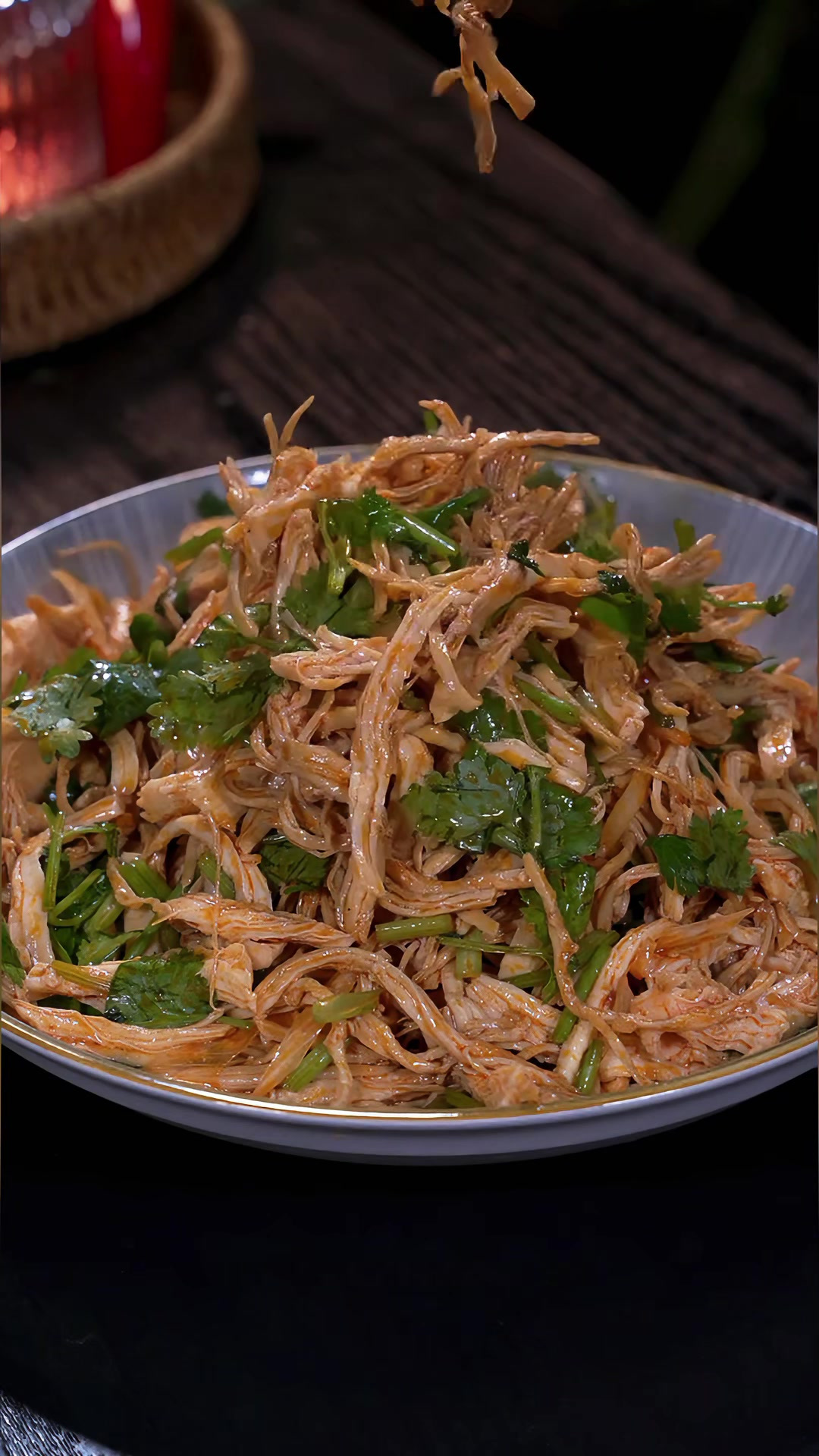 这样做的椒麻鸡丝比牛肉还好吃，赶紧在家做起来吧