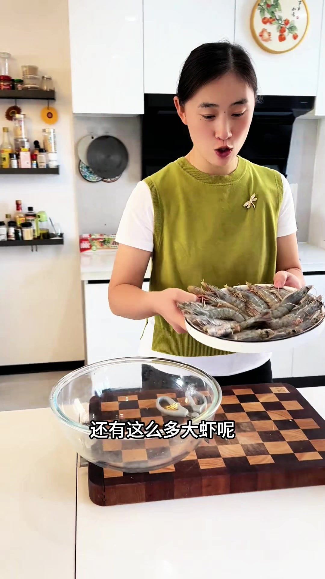 达哥一直在刷视频看油焖大虾,今天我就给他安排上