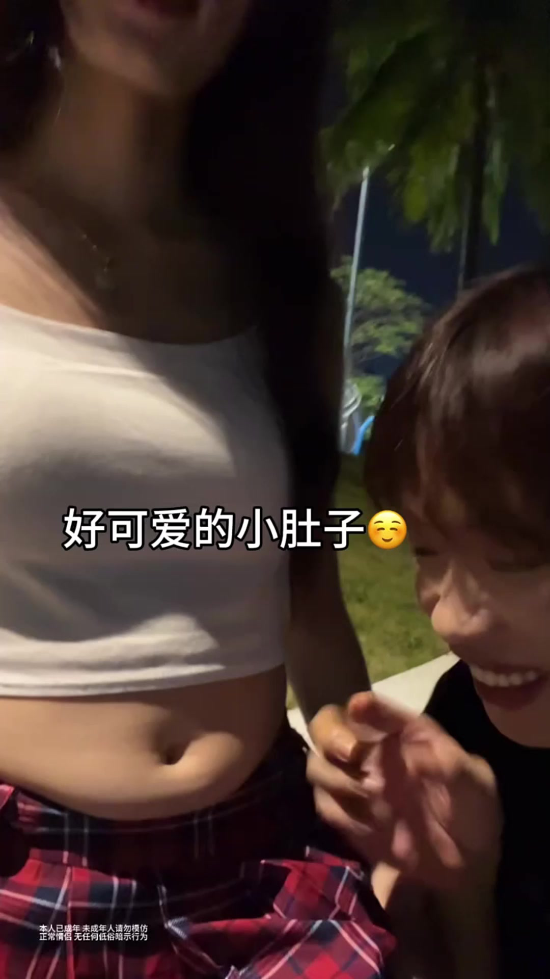 女朋友肉肉的肚子真的好好捏,好可爱啊