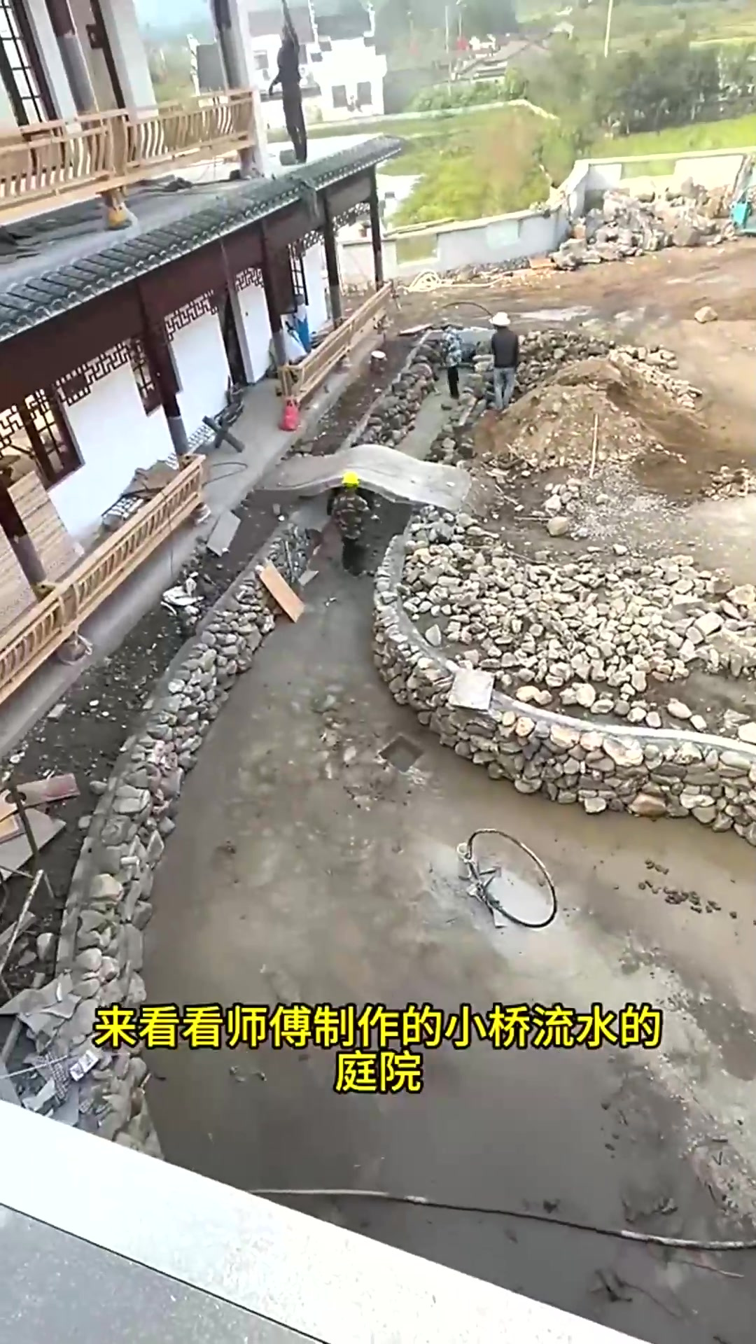 原石砌护鱼池,看看师傅制作的小桥流水庭院,够不够漂亮