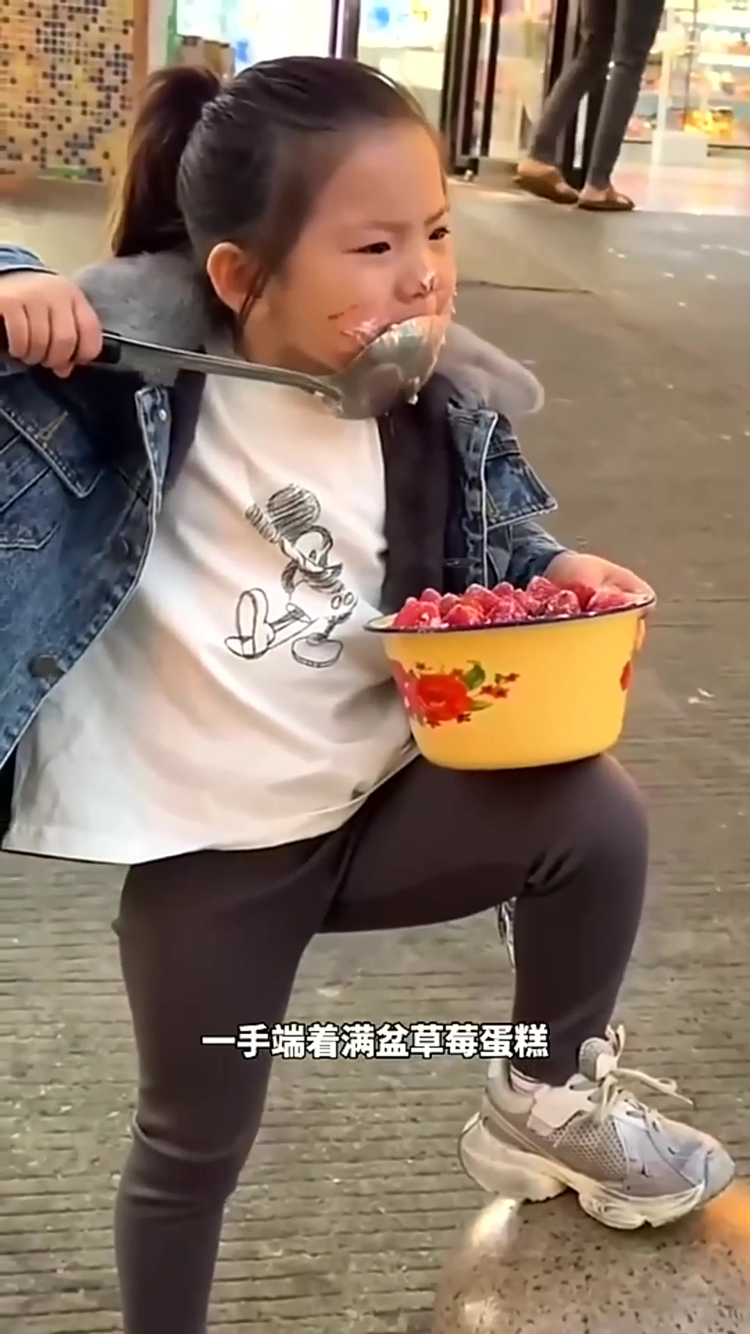 小女孩霸气吃草莓蛋糕