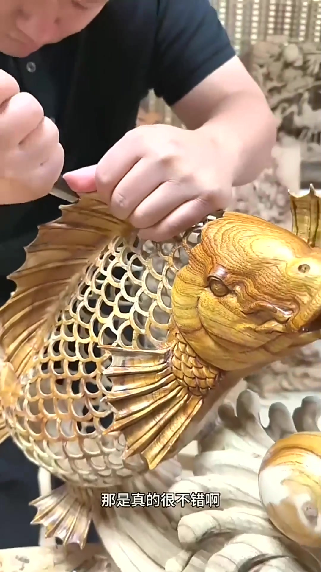 看着男子雕刻的鲤鱼，真的太漂亮了吧